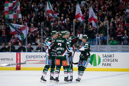 Frölundas Jacob Larsson jublar och omfamnas