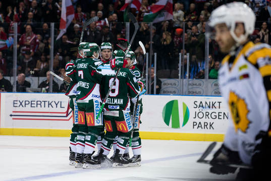 Frölundas Jacob Larsson jublar och omfamnas