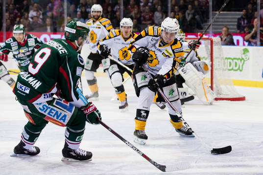 Skellefteås Sebastian Aho med pucken mot mötande
