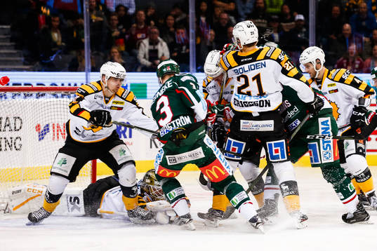 Frölundas Carl Grundström  oroar framför Skellefteås