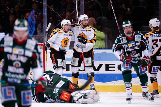 Skellefteås Andreas Wingerli och Axel Holmström jublar