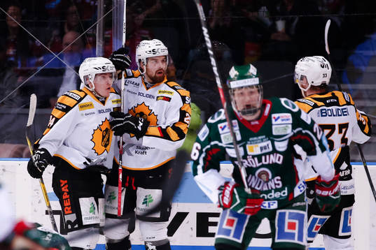 Skellefteås Andreas Wingerli och Axel Holmström jublar