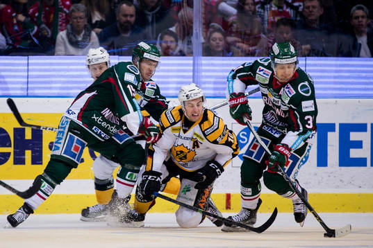 Frölundas Matt Donovan tacklar Skellefteås Joakim