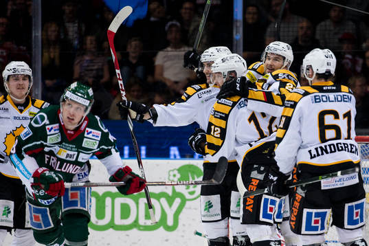 Skellefteås Jimmie Ericsson jublar och omfamnas