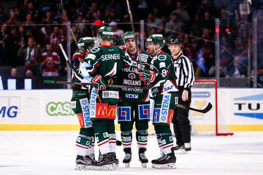 Frölundas spelare jublar