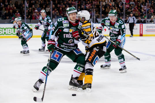 Frölundas Matt Donovan tacklar Skellefteås Andreas