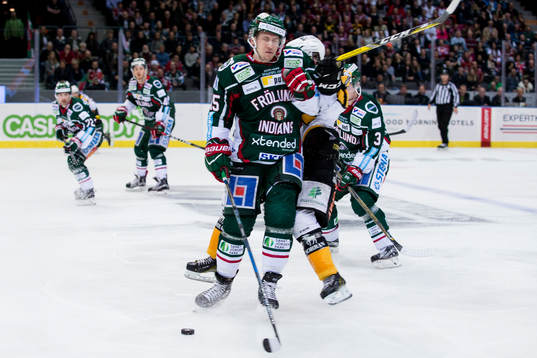 Frölundas Matt Donovan tacklar Skellefteås Andreas