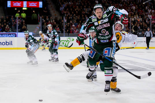 Frölundas Matt Donovan tacklar Skellefteås Andreas