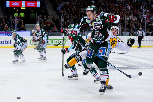 Frölundas Matt Donovan tacklar Skellefteås Andreas