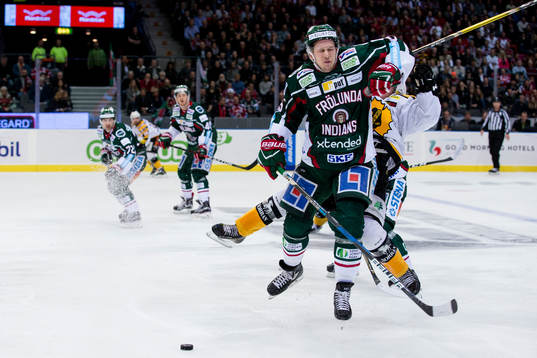 Frölundas Matt Donovan tacklar Skellefteås Andreas