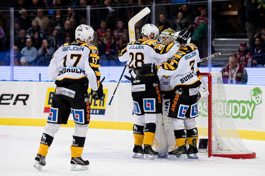 Skellefteå jubel runt målvakt Joni Ortio