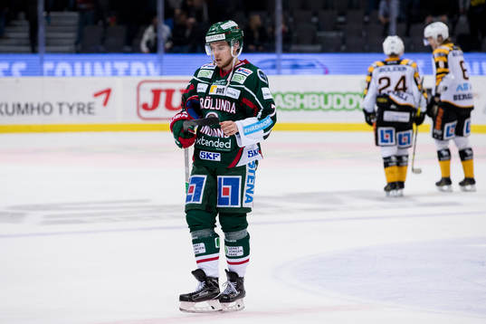 Frölundas Henrik Tömmernes deppar o lämnar isen