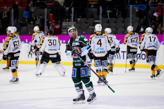 Frölundas Joel Lundqvist deppar och lämnar isen