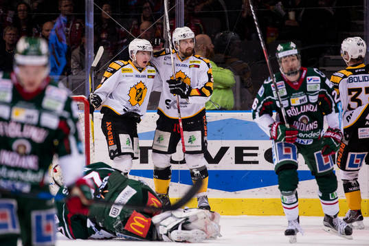 Skellefteås Axel Holmström jublar ihop med Andreas