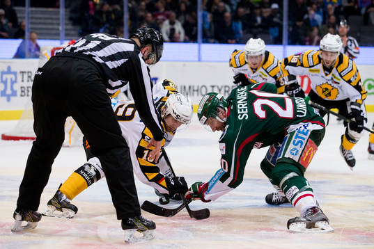 Skellefteås Andrew Calof tekar mot Frölundas Joel