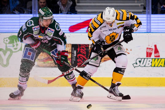 Frölundas Henrik Tömmernes i kamp om pucken med