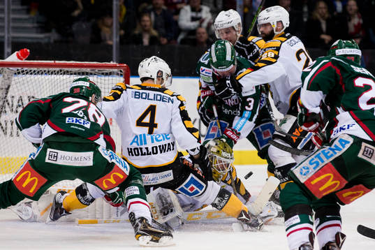 Skellefteås målvakt Joni Ortio styr undan en puck när