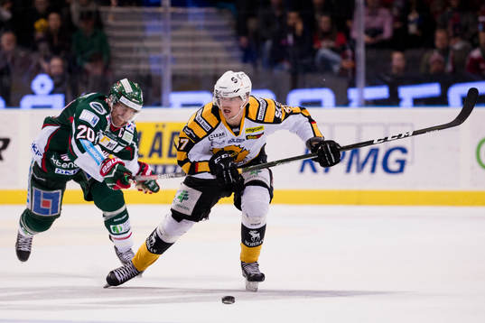 Skellefteås Emil Djuse före Frölundas Joel Lundqvist