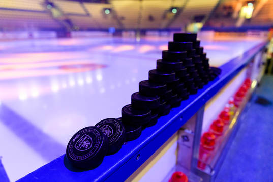 Matchpuckar före kvartsfinal 3 i SM-slutspelet i ishockey