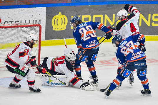 Växjös Ville Leino oroar framför Malmö Redhawks