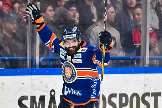 Växjös Linus Fröberg jublar