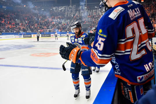 Växjös Josh Hennessy jublar