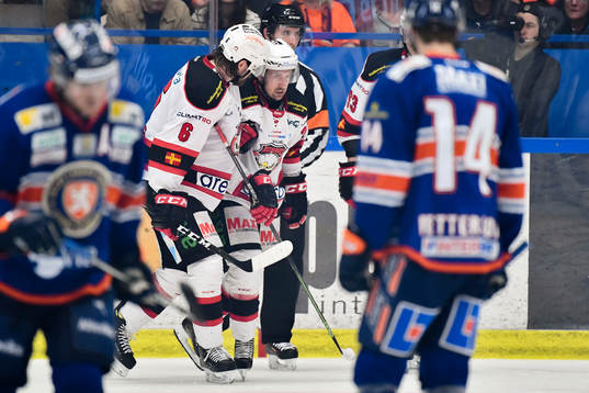 Malmö Redhawks Erik Andersson lämnar isen skadad