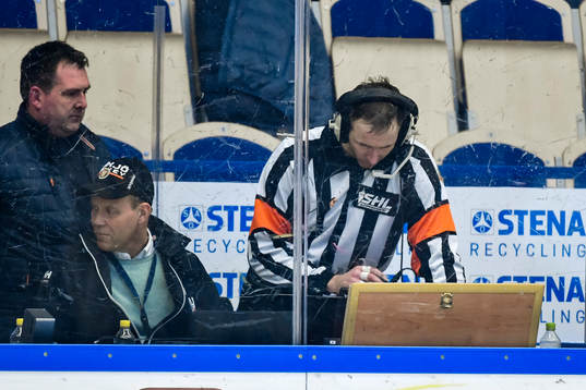 Domare Linus Öhlund med videogranskning