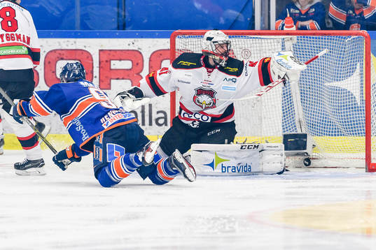 Växjös Josh Hennessy gör mål 2-3 bakom Malmö Redhawks
