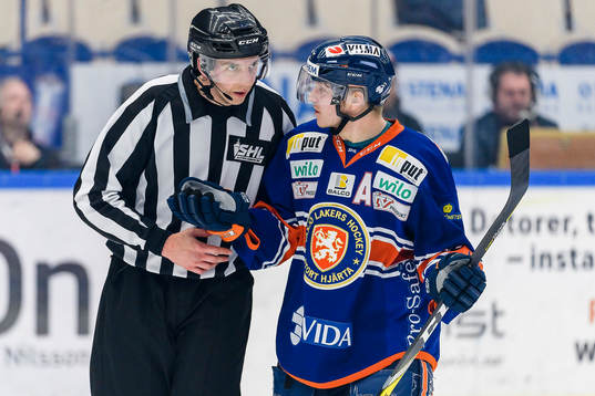 Växjös Tuomas Kiiskinen pratar med Linjedomare Andreas