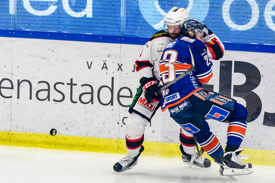 Malmö Redhawks Noah Welch tacklar Växjös Ville Leino