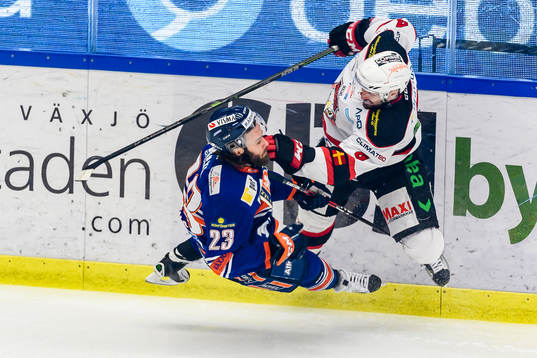 Malmö Redhawks Noah Welch tacklar Växjös Ville Leino
