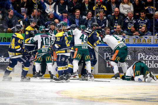 s Lias Andersson tacklat Färjestads Joel Eriksson Ek