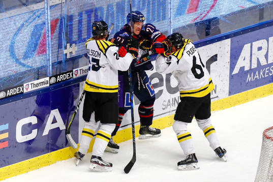 Slagsmål mellan Linköpings Emil Sylvegård och Brynäs