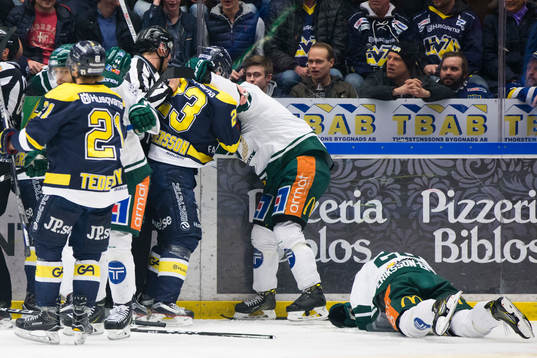 s Lias Andersson tacklar Färjestads Joel Eriksson Ek