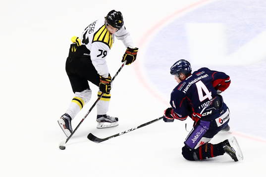 Brynäs Daniel Mannberg och Linköpings Niclas Lundgren