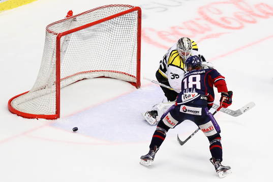 Linköpings Jakob Lilja i målchans vid Brynäs målvakt