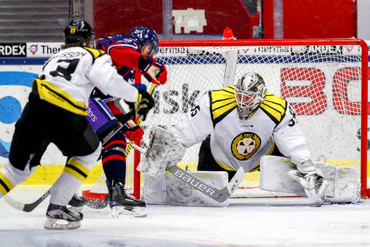 Linköpings Marcel Müller gör 1-0 bakom Brynäs målvakt