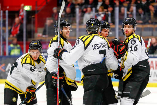 Brynäs Linus Ölund  jublar med lagkamrater