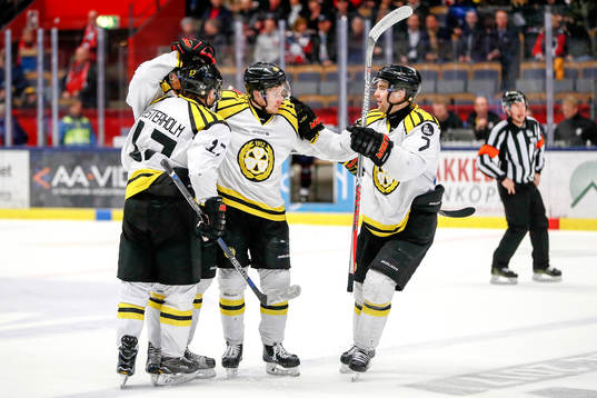 Brynäs Linus Ölund  jublar med lagkamrater