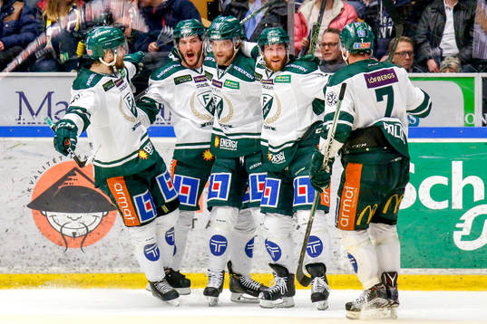 Färjestads John Persson jublar med lagkamrater