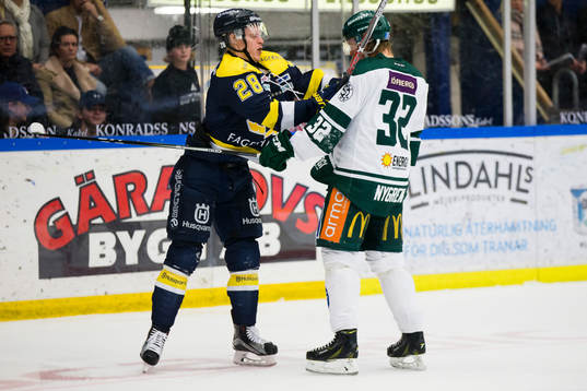 s Anton Bengtsson i gruff med Färjestads Magnus Nygren
