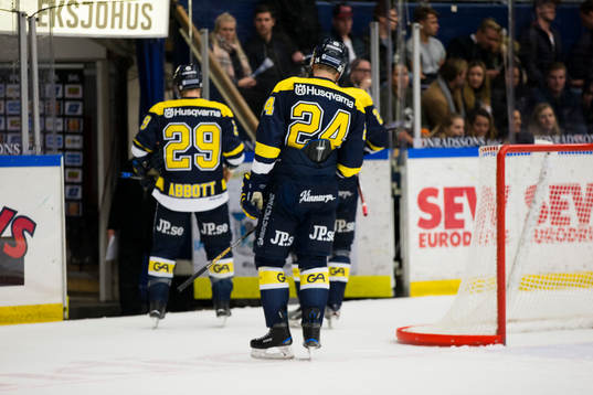 s Chris Abbott och Erik Christensen lämnar isen