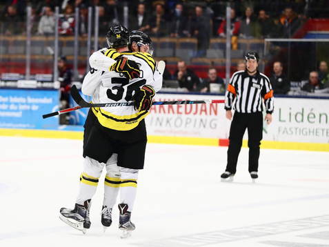 Brynäs Linus Ölund blir omkramad och jublar