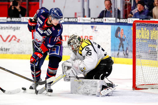 Linköpings Jacob Lilja oroar framför Brynäs målvakt