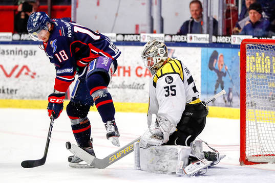 Linköpings Jacob Lilja oroar framför Brynäs målvakt