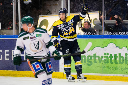 s Simon Önerud jublar