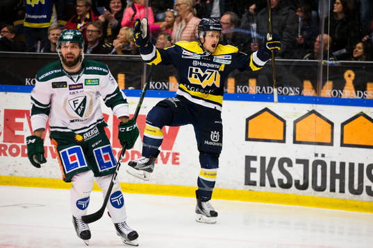 s Simon Önerud jublar