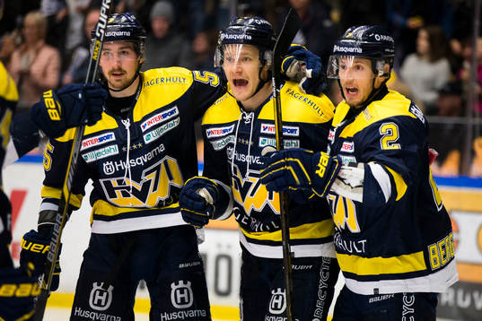 s Adam Almquist, Simon Önerud och Kristofer Berglund jublar
