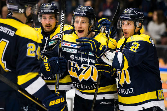 s Adam Almquist, Simon Önerud och Kristofer Berglund jublar